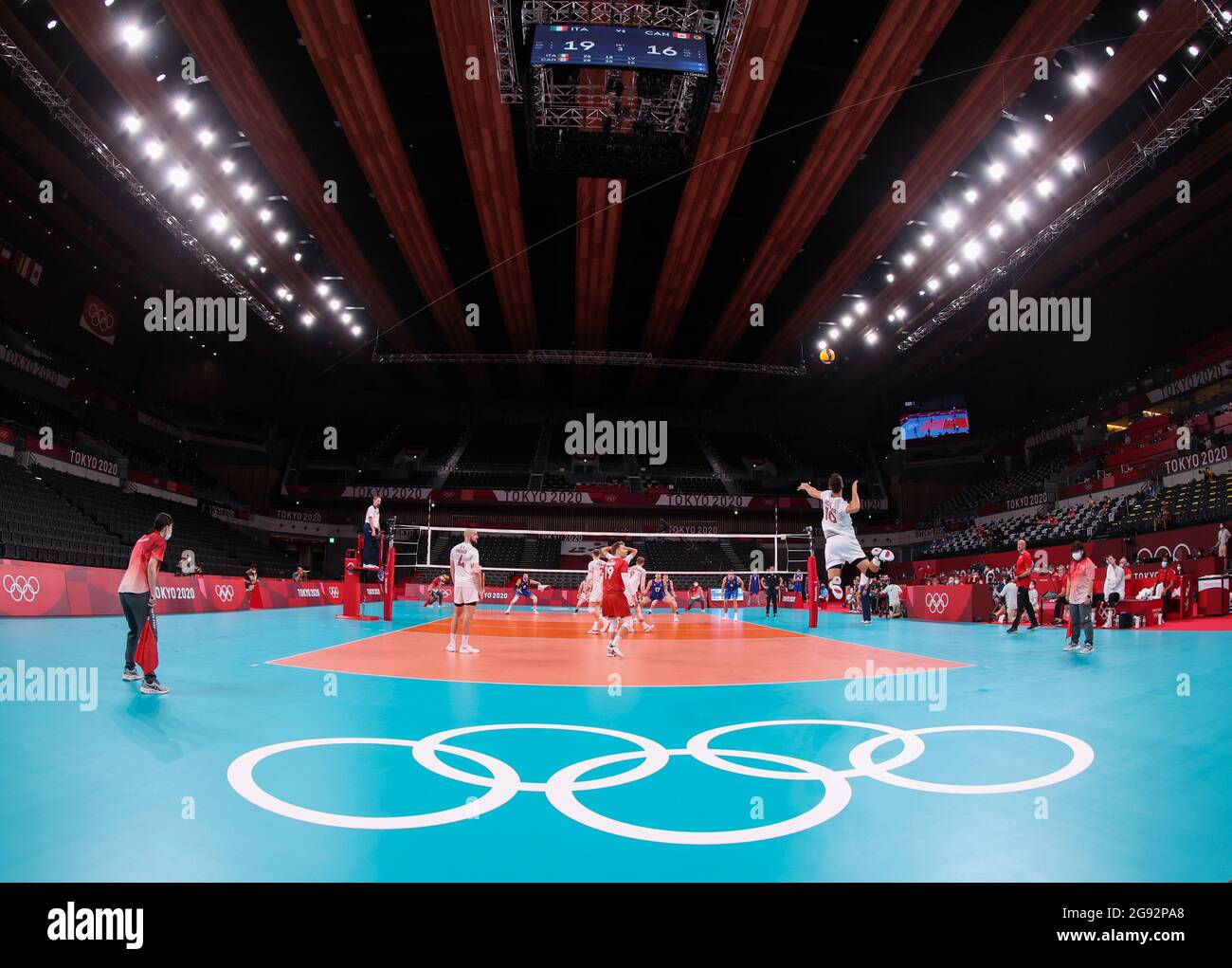 Dongjing. 24 juillet 2021. Ryan Joseph Sclater, du Canada, sert pendant le match de volley-ball préliminaire entre l'Italie et le Canada aux Jeux olympiques de Tokyo en 2020, à Tokyo, le 24 juillet 2021. Crédit : Ding Ting/Xinhua/Alay Live News Banque D'Images
