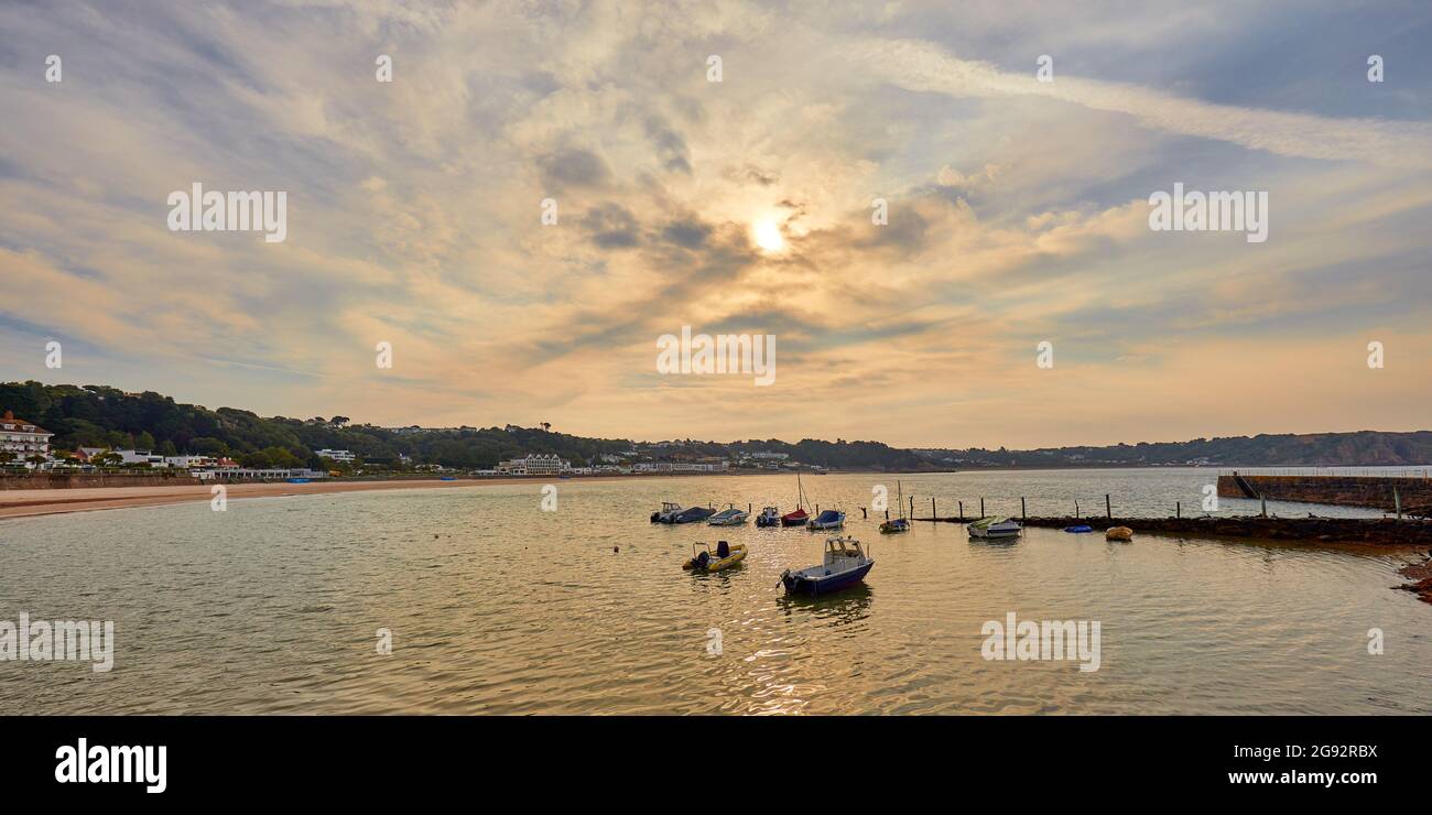 Image panoramique de la baie de St Brelades à mi-marée tôt le matin. Jersey ci Banque D'Images