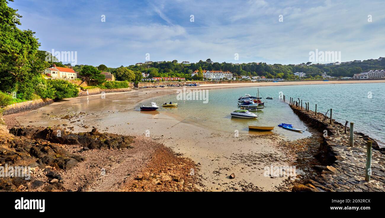 Image de la jetée de St Brelades Bay à mi-marée tôt le matin. Jersey ci Banque D'Images
