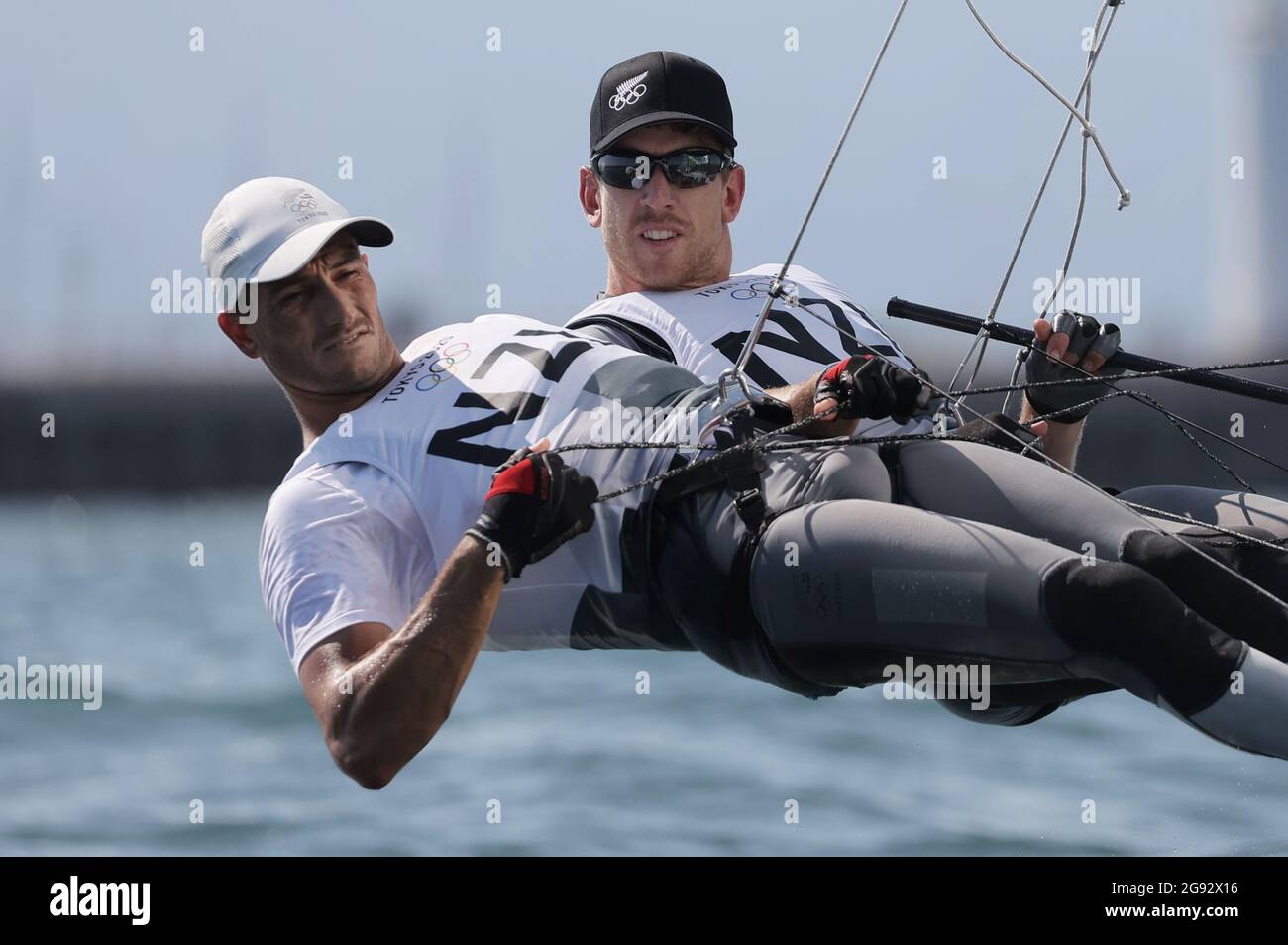 Jeux Olympiques de Tokyo 2020 - session d'entraînement à la voile - Port de plaisance d'Enoshima, Tokyo, Japon – 24 juillet 2021. Peter Burling de la Nouvelle-Zélande et Blair Tuke de la Nouvelle-Zélande pendant l'entraînement. REUTERS/Carlos Barria Banque D'Images