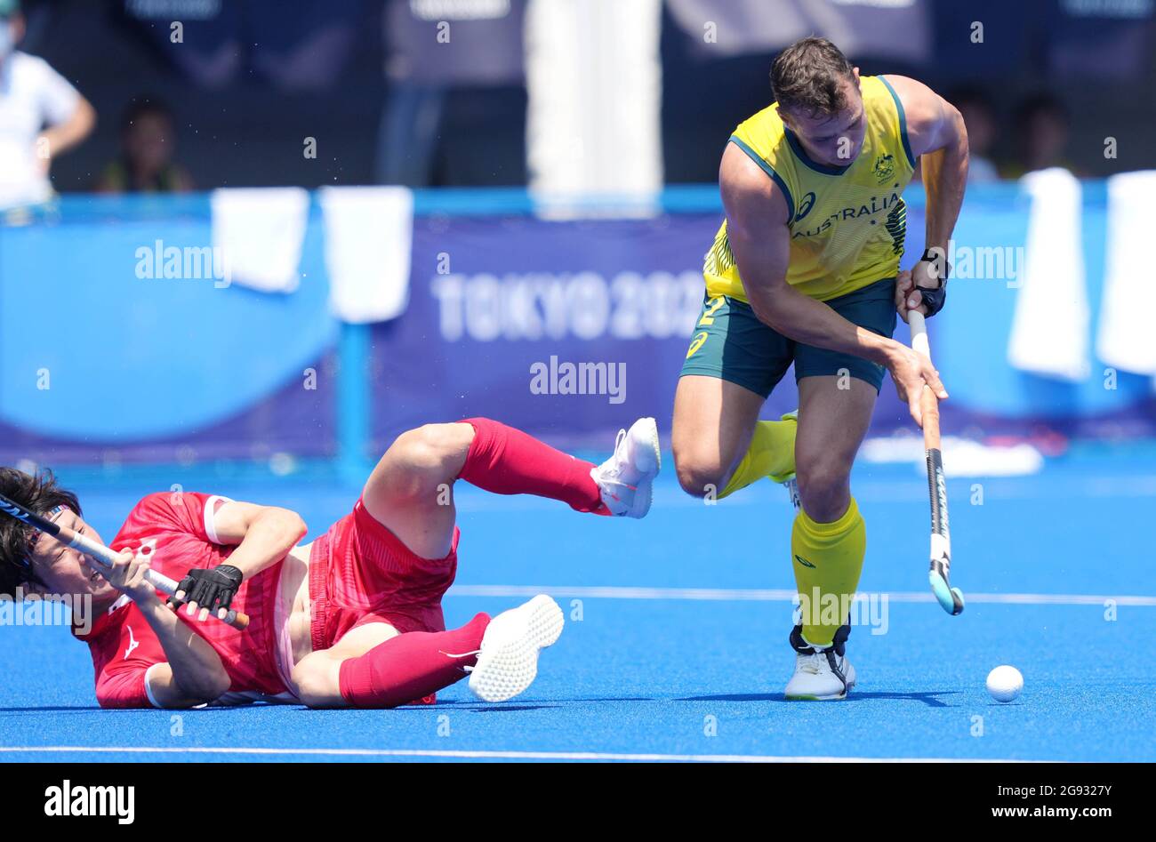 Tokyo, Japon. 24 juillet 2021. Thomas William Craig (R) d'Australie participe au Tokyo 2020 Hockey masculin's Pool UN match entre le Japon et l'Australie à Tokyo, au Japon, le 24 juillet 2021. Credit: Yang Shiyao/Xinhua/Alay Live News Banque D'Images