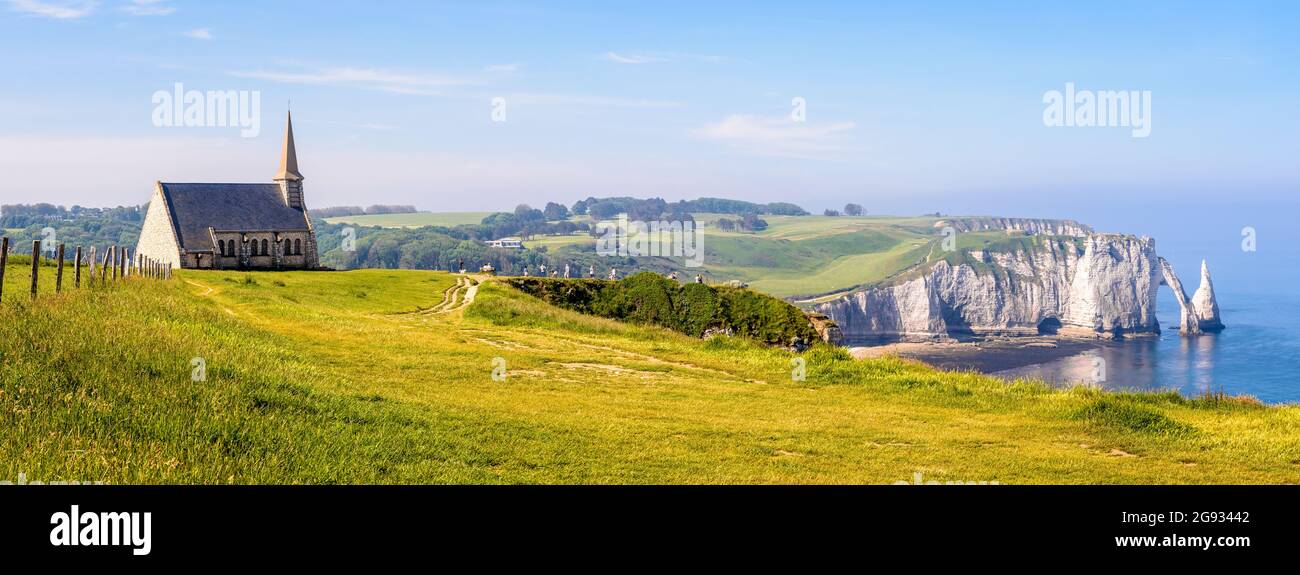 Vue panoramique sur les falaises d'Etretat, en Normandie, avec la chapelle notre-Dame de la Garde surplombant la baie et la falaise d'aval, son arche et l'aiguille Banque D'Images