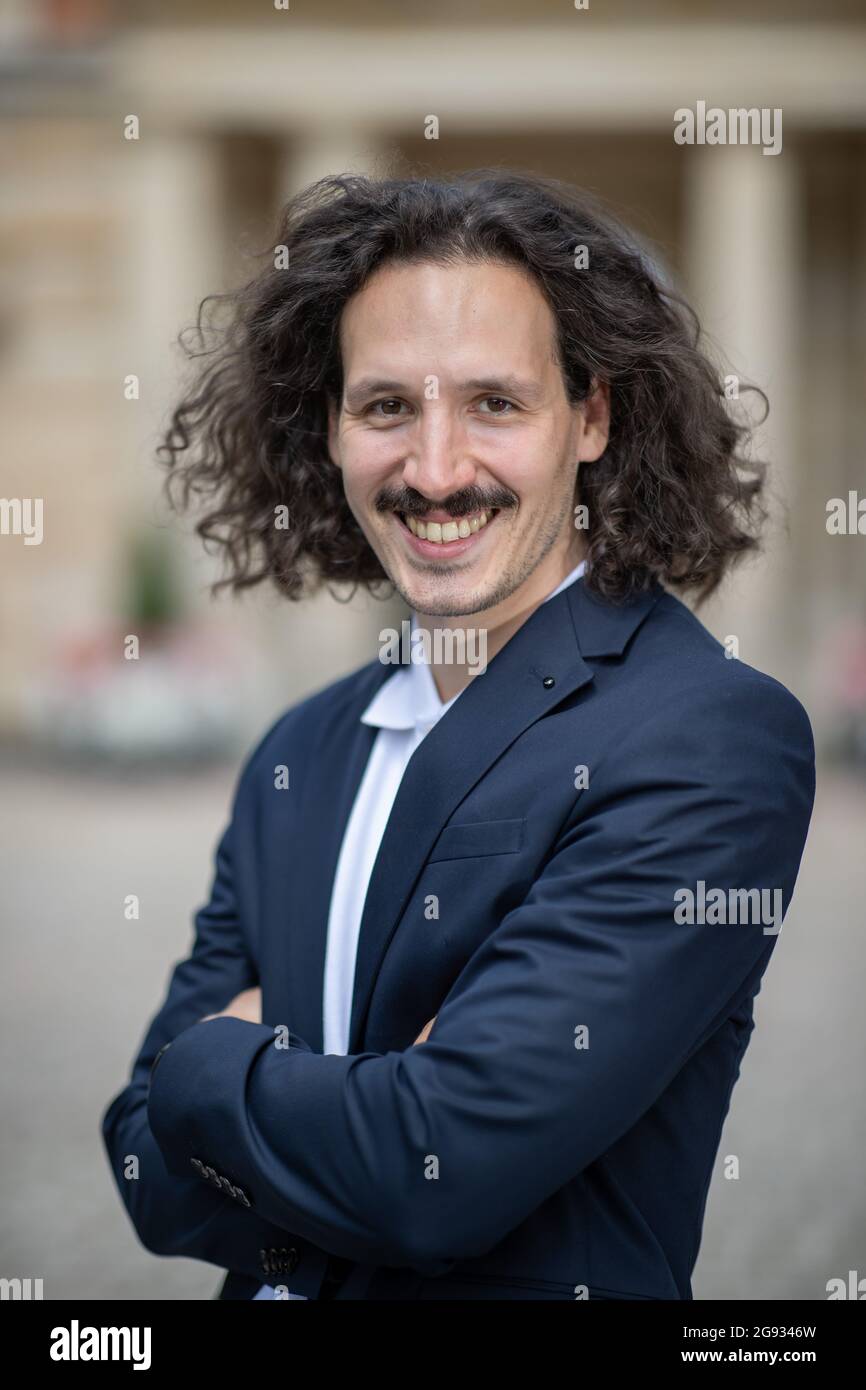 Bayreuth, Allemagne. 23 juillet 2021. Le directeur autrichien Valentin Schwarz se trouve en face de la Festspielhaus. Credit: Daniel Karmann/dpa/Alay Live News Banque D'Images