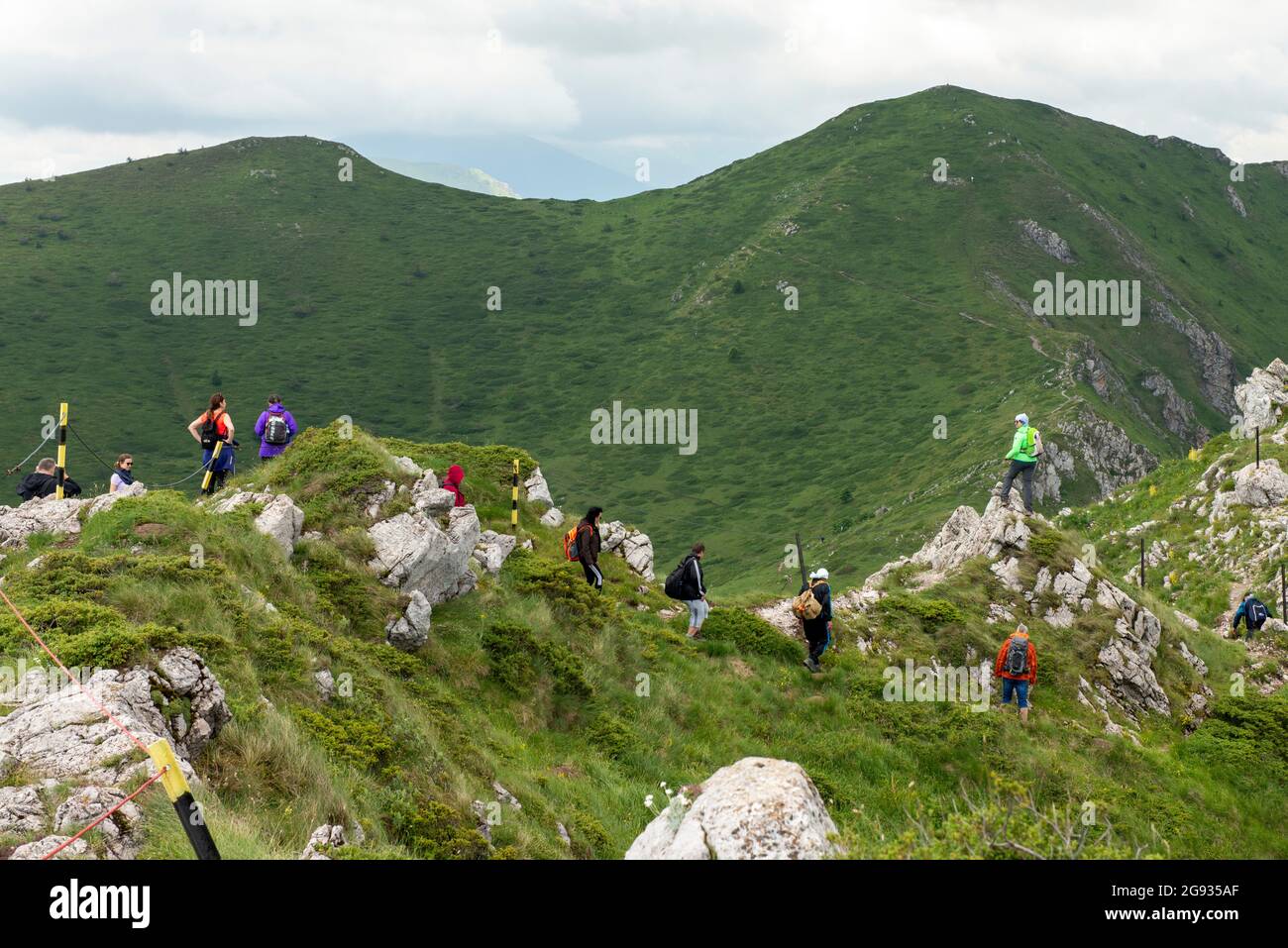 Groupe de personnes traversant le pic Kozya Stena ou le mur Chamois sur la voie piétonne européenne de transition E-3, dans les Balkans centraux, Bulgarie Banque D'Images