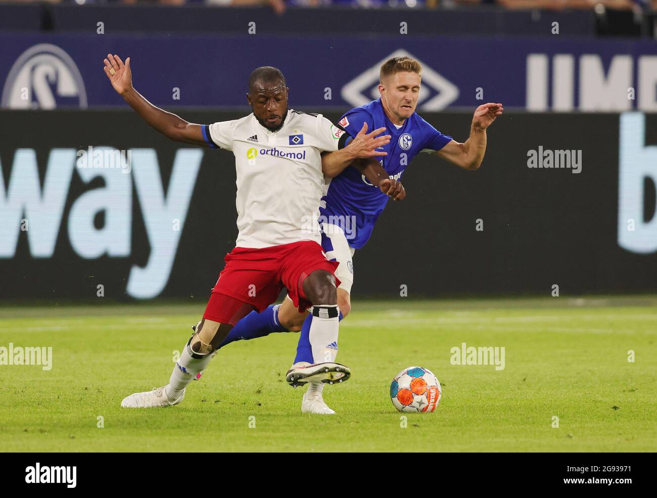 Gelsenkirchen, Allemagne. 23 juillet 2021. Firo: 23.07.2021, Fuvuball, 2ème Bundesliga, saison 2021/2022, FC Schalke 04 - HSV Hamburg Hamburg, HSV Hamburg Hamburg 1: 3 David KINSOMBI, HSV Hamburg Left RANGTL/dpa/Alay Live News Banque D'Images