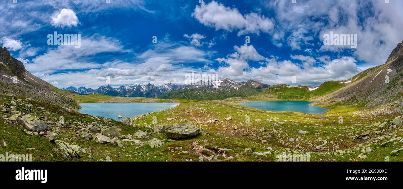 Deux lacs dans les alpes italiennes en été avec des nuages dans le ciel bleu Banque D'Images