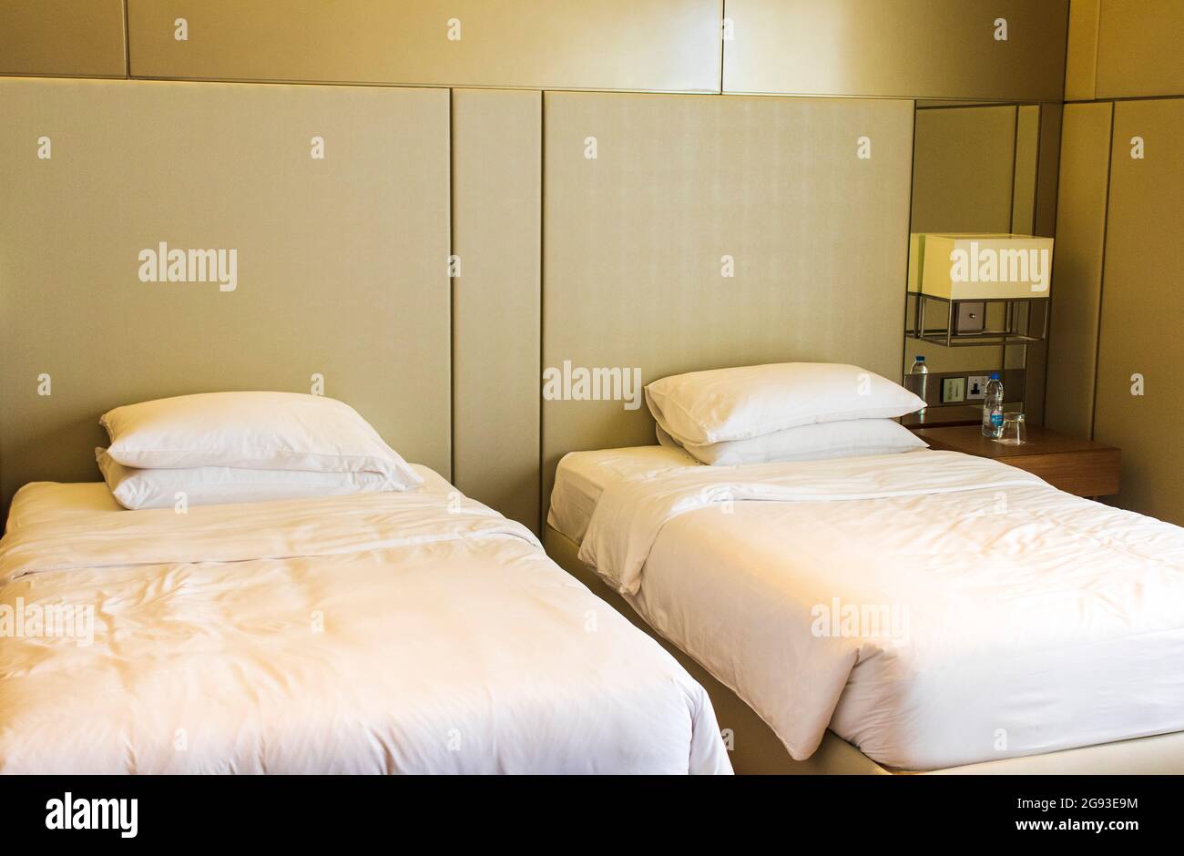 Vue d'un lit dans une chambre d'hôtel. Banque D'Images