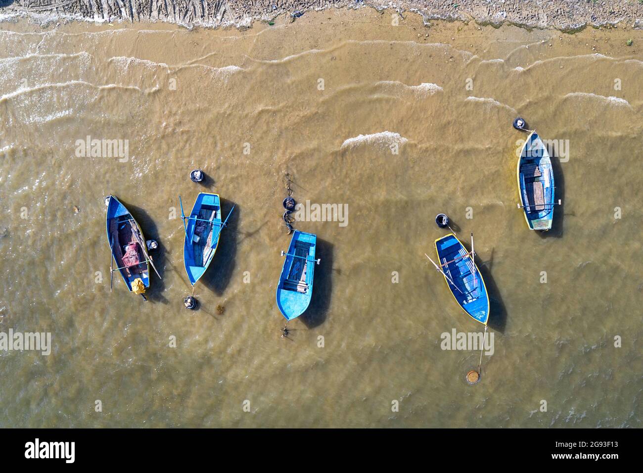 Vue aérienne des bateaux de pêche traditionnels en bois sur le lac Prespa en Albanie Banque D'Images