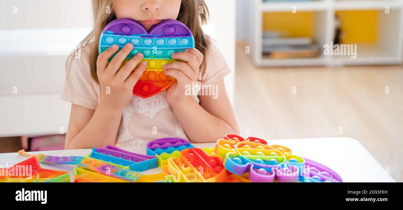 Petite Fille Enfant Enfant Joue Avec Pop Colore Il La Chambre Des Enfants Chambre A Coucher Drole Tendance Silicone Antistress Colore Pousser Le Jouet Popit Flipping Fi Photo Stock Alamy