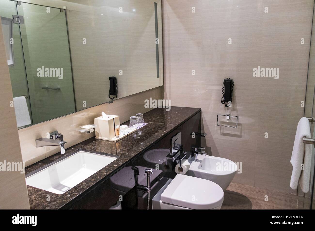 Vue d'une salle de bains dans la chambre d'hôtel. Banque D'Images