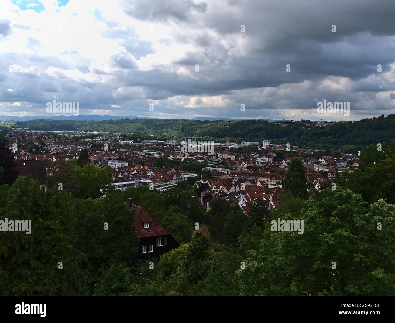 Belle vue panoramique sur la partie orientale de la ville Esslingen em Neckar, Bade-Wurtemberg, Allemagne situé dans une vallée entourée de forêts. Banque D'Images