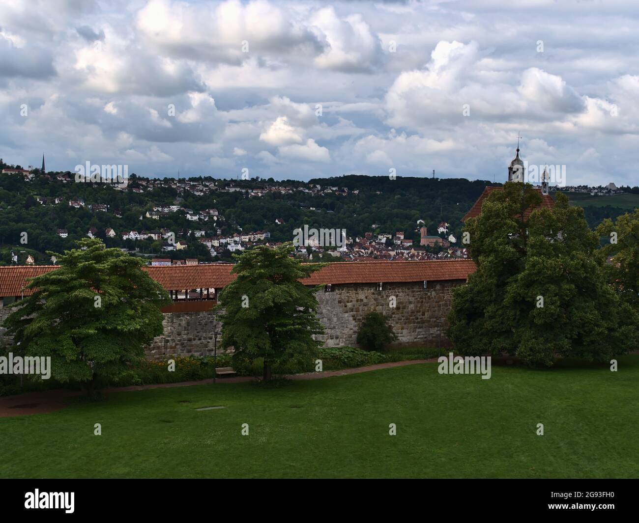 Vue sur le mur historique de la ville d'Esslingen am Neckar, Bade-Wurtemberg, Allemagne, partie d'un vieux château, le jour d'été nuageux avec des arbres verts. Banque D'Images
