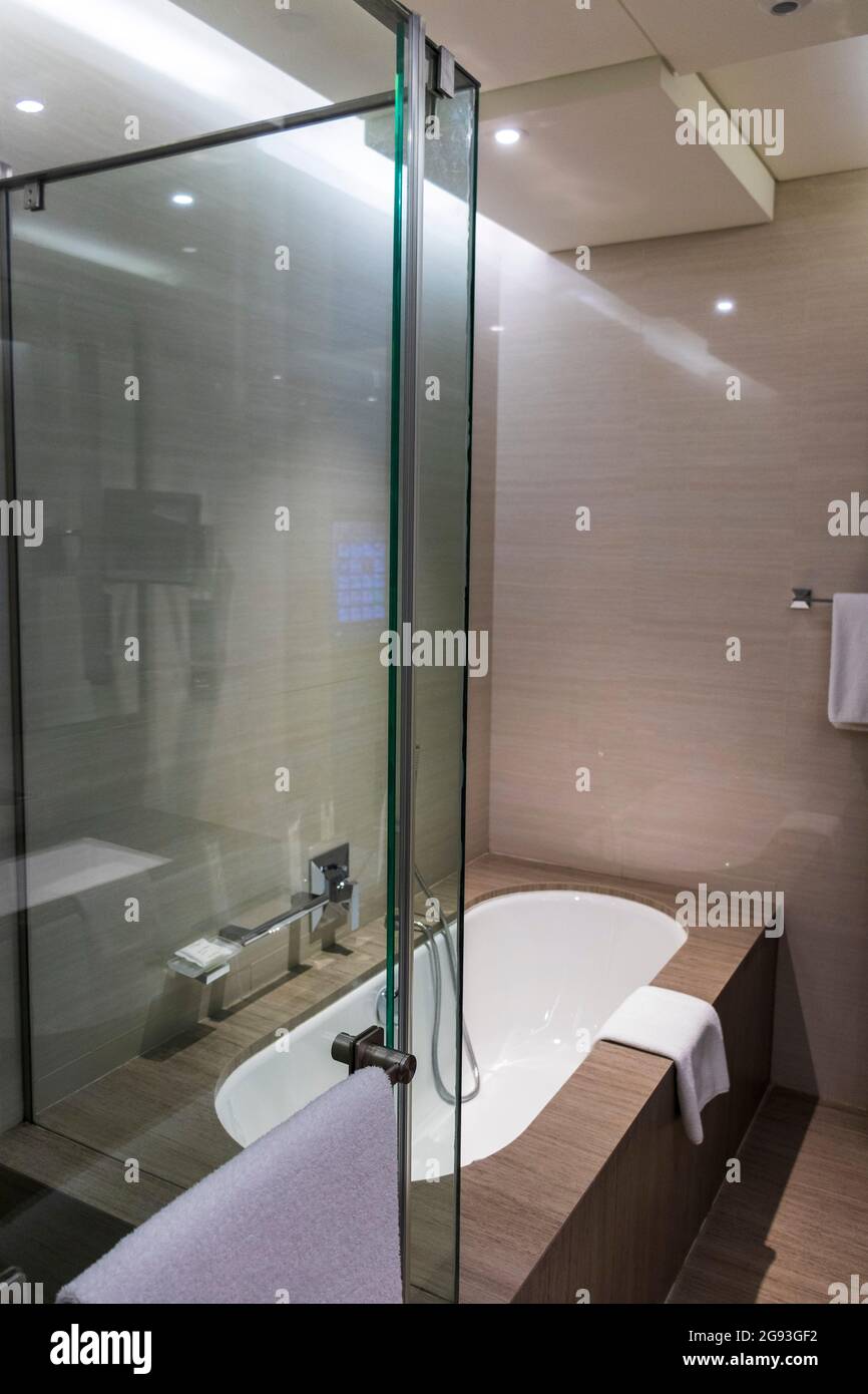 Vue d'une salle de bains dans la chambre d'hôtel. Banque D'Images