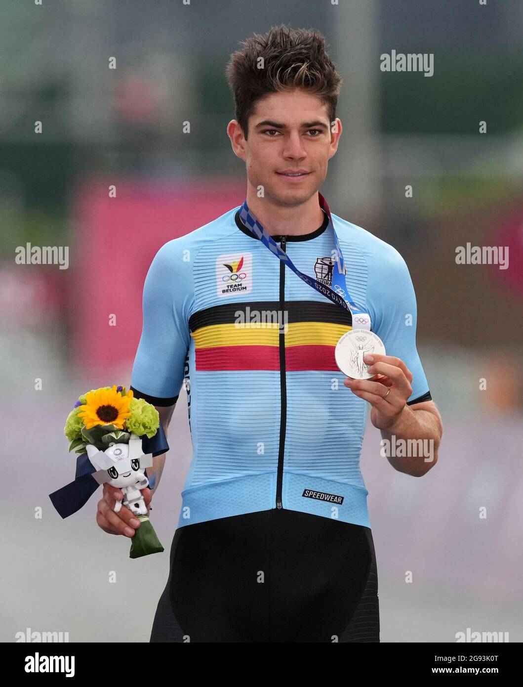 Le Wout van Aert de Belgique célèbre la victoire de la médaille d'argent dans la course sur route masculine au circuit international de Fuji le premier jour des Jeux Olympiques de Tokyo 2020 au Japon. Date de la photo: Samedi 24 juillet 2021. Banque D'Images