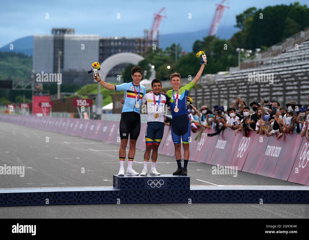 Wout van Aert en Belgique avec la médaille d'argent, Richard Carapaz en Équateur avec la médaille d'or et Tadej Pogacar en Slovénie avec la médaille de bronze remportée dans la course sur route des hommes au circuit international de Fuji le premier jour des Jeux Olympiques de Tokyo 2020 au Japon. Date de la photo: Samedi 24 juillet 2021. Banque D'Images