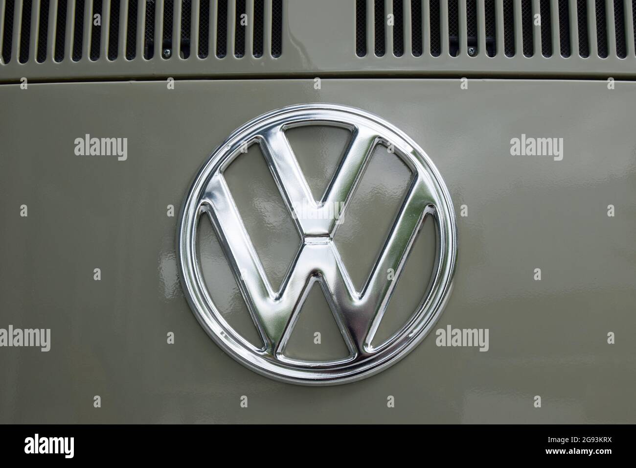 Un emblème poli du groupe Volkswagen sur une voiture grise Banque D'Images