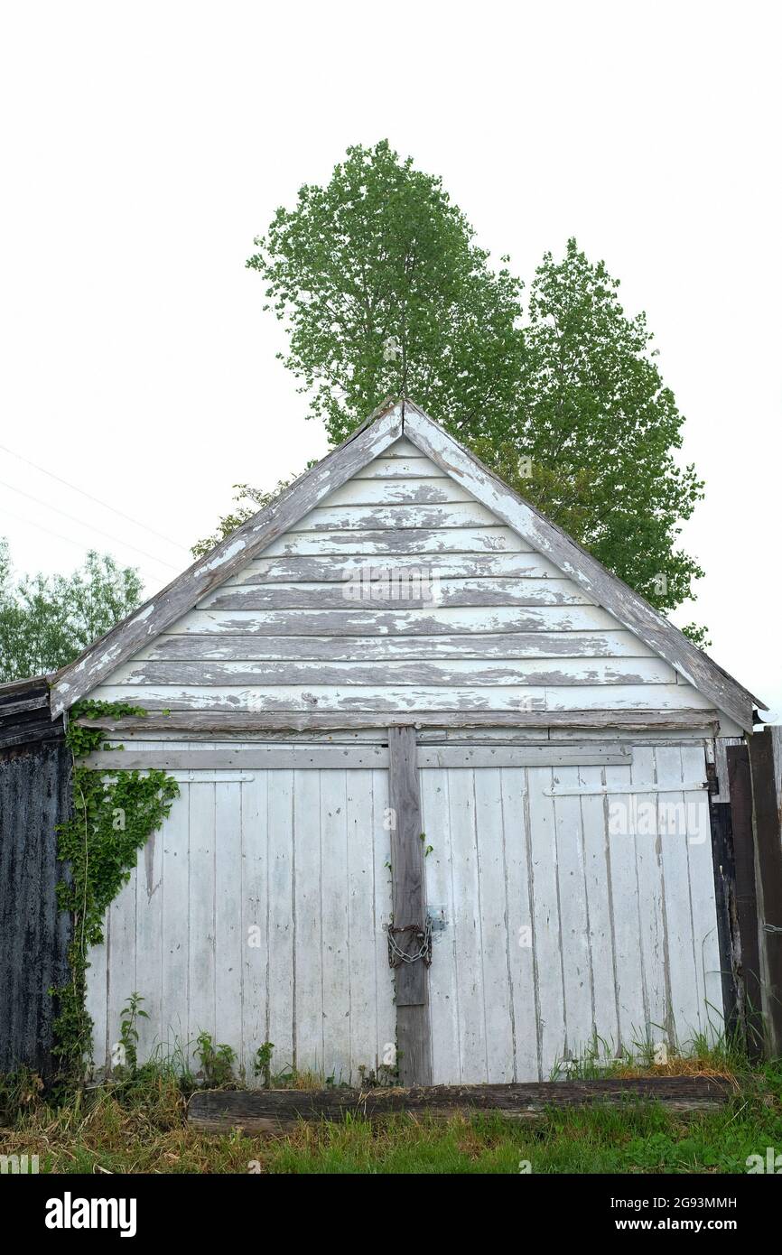 2021 juin - portes de garage en bois blanc ancien Banque D'Images