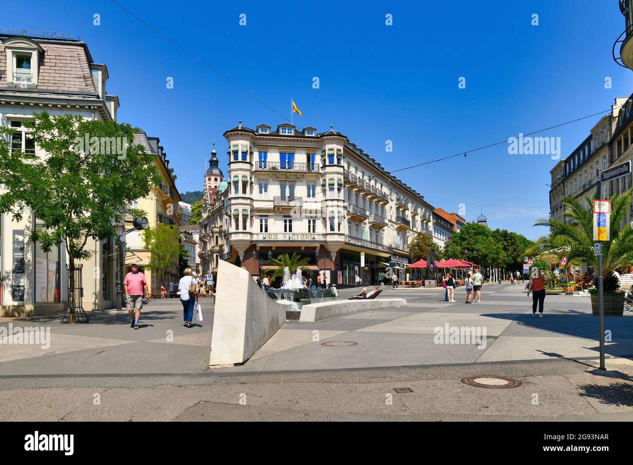 Baden-Baden, Allemagne - juillet 2021 : place de la ville appelée « Leopoldsplatz » dans le centre historique de la ville thermale de Baden-Baden par une belle journée d'été Banque D'Images