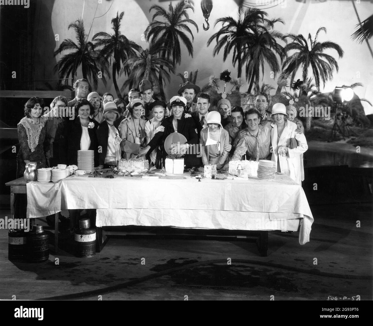Célébration de l'anniversaire de LOUISE FAZENDA (au centre de la casquette de voile) avec IRENE DUNNE LILYAN TASHMAN (à gauche) KEN MURRAY derrière elle, directrice EDWARD F. CLINE (à gauche) Et BENNY RUBIN et EDDIE FOY Jr. Sur le plateau Candid pendant le tournage de LEATHERNECKING 1930 film version de la comédie musicale Rodgers et Hart Broadway présente Arms RKO radio Pictures Banque D'Images