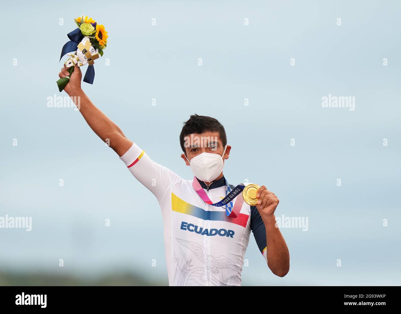 Tokyo, Japon. 24 juillet 2021. Richard Carapaz, de l'Équateur, célèbre la cérémonie de remise des prix après avoir revendiqué le titre de la course cycliste masculine aux Jeux Olympiques de Tokyo en 2020 à Tokyo, au Japon, le 24 juillet 2021. Crédit : He Changshan/Xinhua/Alay Live News Banque D'Images