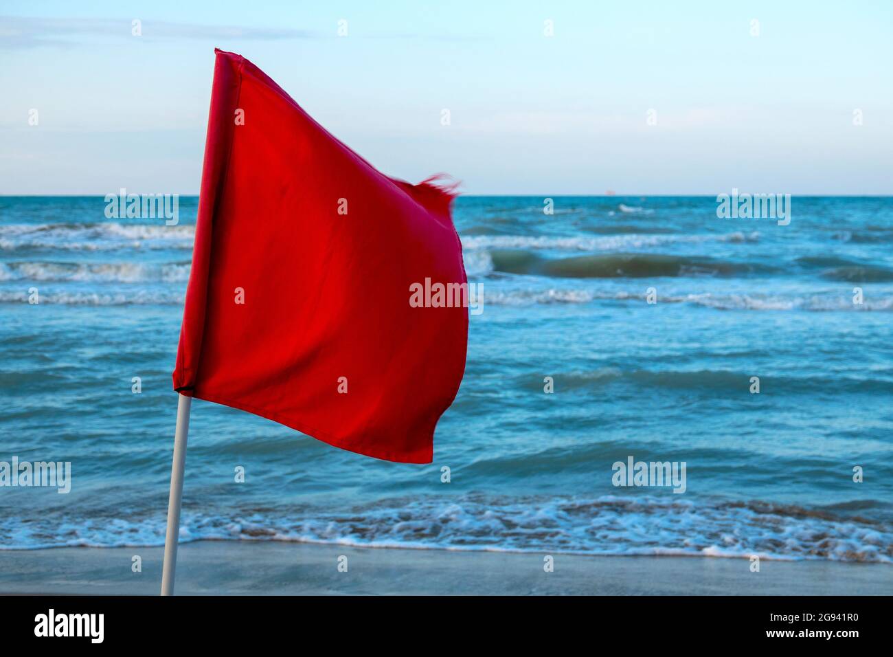 Drapeau rouge sur la plage de Silvi Marina, Italie Banque D'Images