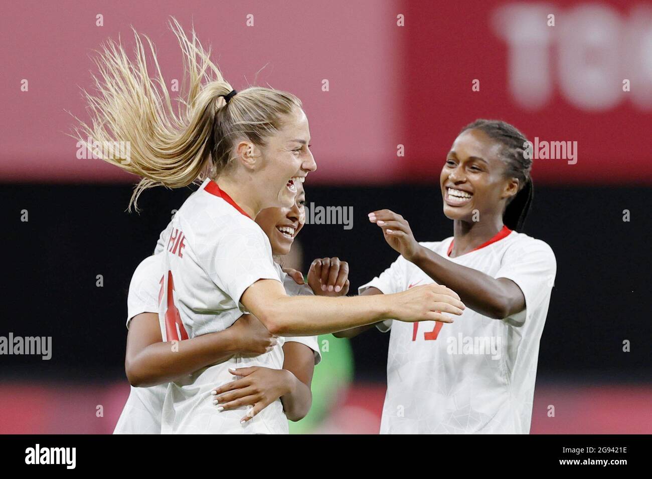 Tokyo, Japon. 24 juillet 2021. Janine Beckie (L) du Canada célèbre avec ses coéquipiers après avoir obtenu la deuxième partie d'un match de football féminin olympique de Tokyo contre le Chili le 24 juillet 2021, au Sapporo Dome à Hokkaido, dans le nord du Japon. (Kyodo)==Kyodo photo via Credit: Newscom/Alay Live News Credit: Newscom/Alay Live News Banque D'Images