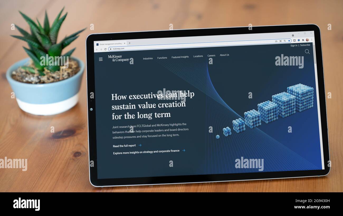 Istanbul, Turquie - juillet 2021 : capture d'écran de la page d'accueil du site Web de McKinsey and Company. Logo McKinsey et Company visible sur une table Banque D'Images