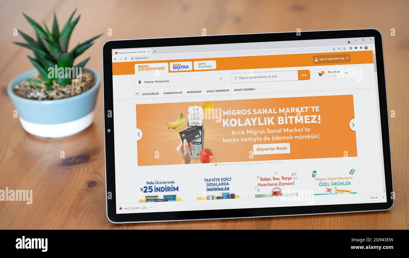 Istanbul, Turquie - juillet 2021 : exemple de capture d'écran Editorial de la page d'accueil du site de Turkish Migros. Logo Migros visible sur l'écran d'une tablette. Banque D'Images