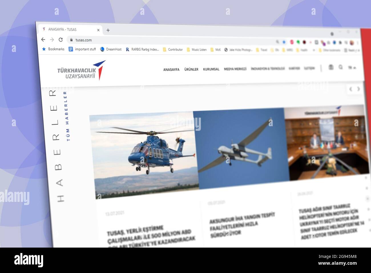 Istanbul, Turquie - juillet 2021 : capture d'écran de la page d'accueil TUSAS de Turkish Aerospace Industries. Logo TUSAS visible avec flou Banque D'Images