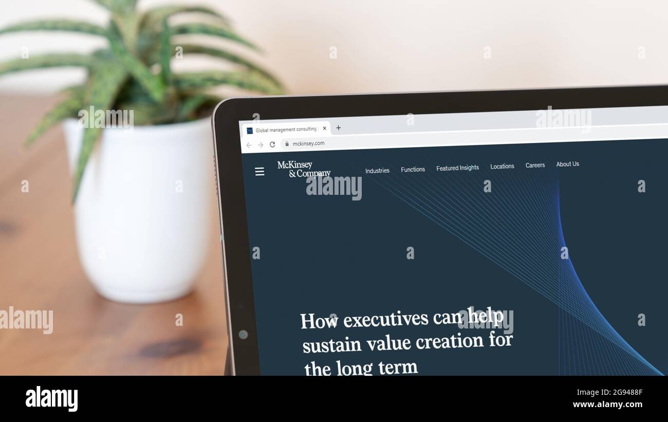 Istanbul, Turquie - juillet 2021 : capture d'écran de la page d'accueil du site Web de McKinsey and Company. Logo McKinsey et Company visible sur un chiffre Banque D'Images