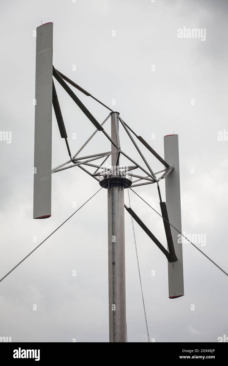 Éolienne à axe vertical, également appelée éolienne Darrieus, près de Duelmen-Rorup, région de Muensterland, Rhénanie-du-Nord-Westphalie, Allemagne. Vertikal-Win Banque D'Images