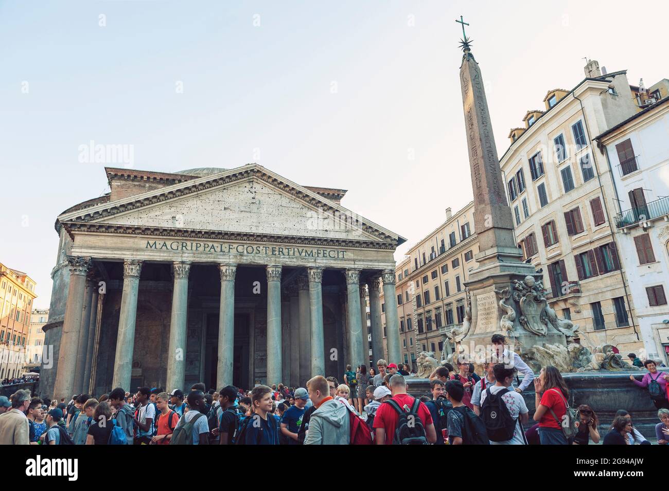 Une grande foule de touristes visitant le Panthéon, l'ancien temple romain et l'église catholique à la Piazza della Rotonda à Rome, Italie Banque D'Images