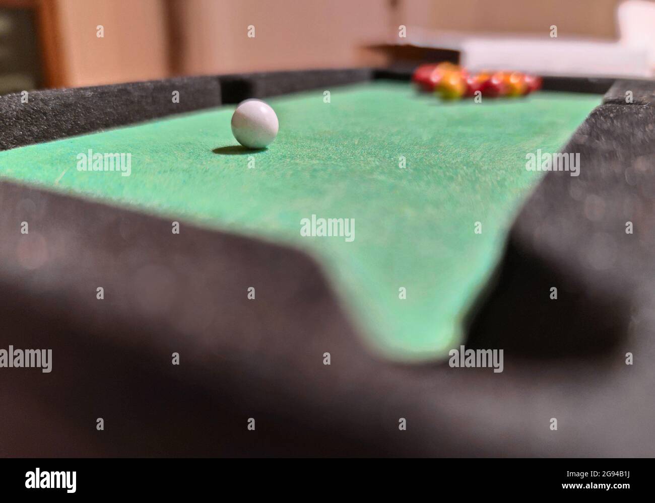 billard, terrain de jeu miniature avec boules sur le terrain de jeu en table verte Banque D'Images