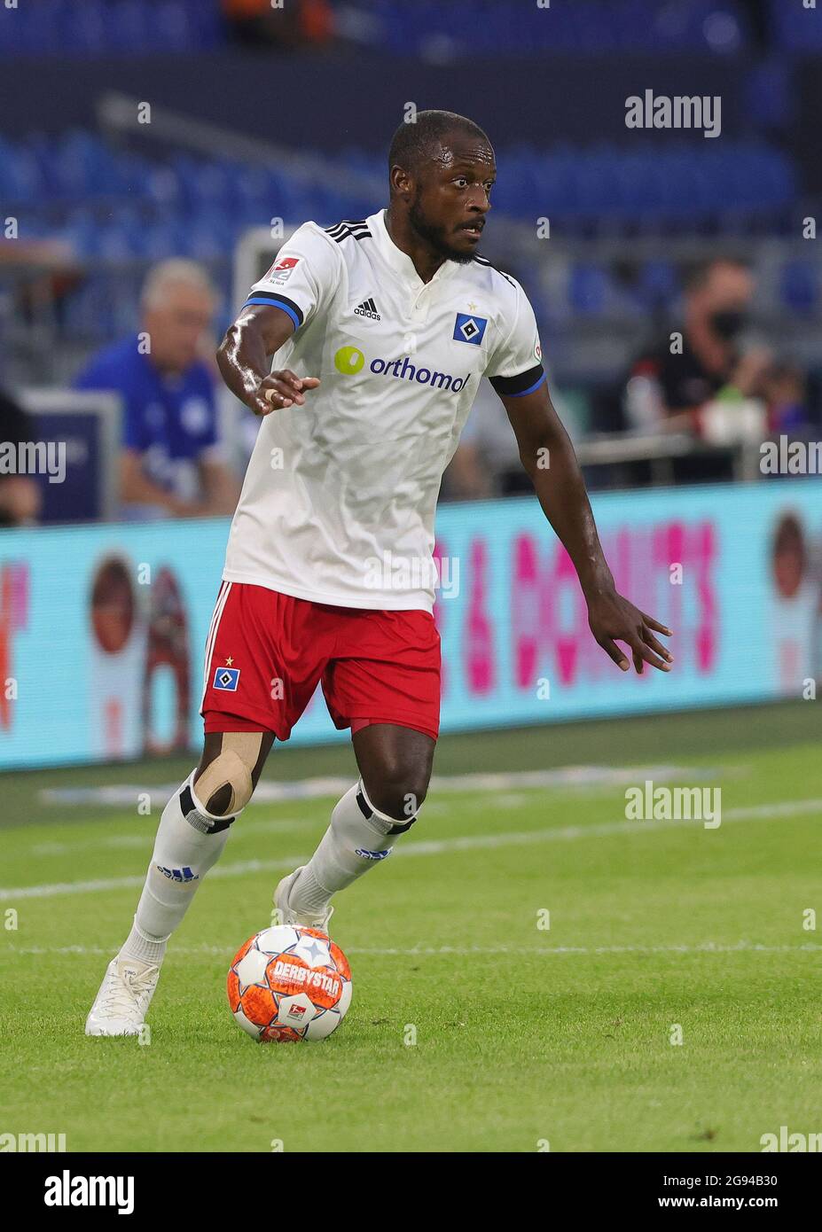 Gelsenkirchen, Allemagne. 23 juillet 2021. Firo: 23.07.2021, Fuvuball, 2ème Bundesliga, saison 2021/2022, FC Schalke 04 - HSV Hamburg Hamburg, HSV Hamburg Hamburg Hamburg 1: 3 David KINSOMBI, HSV Hamburg Hamburg, Individual action Credit: dpa/Alay Live News Banque D'Images