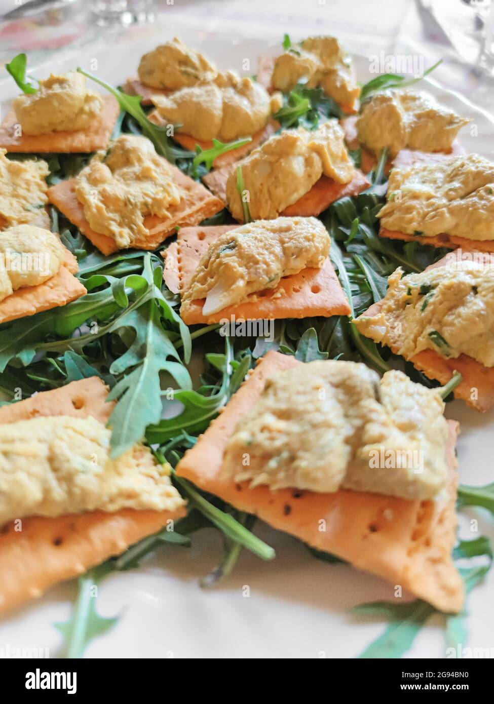 Canapés salés avec salade et garniture de légumes - apéritif de la cuisine italienne Banque D'Images