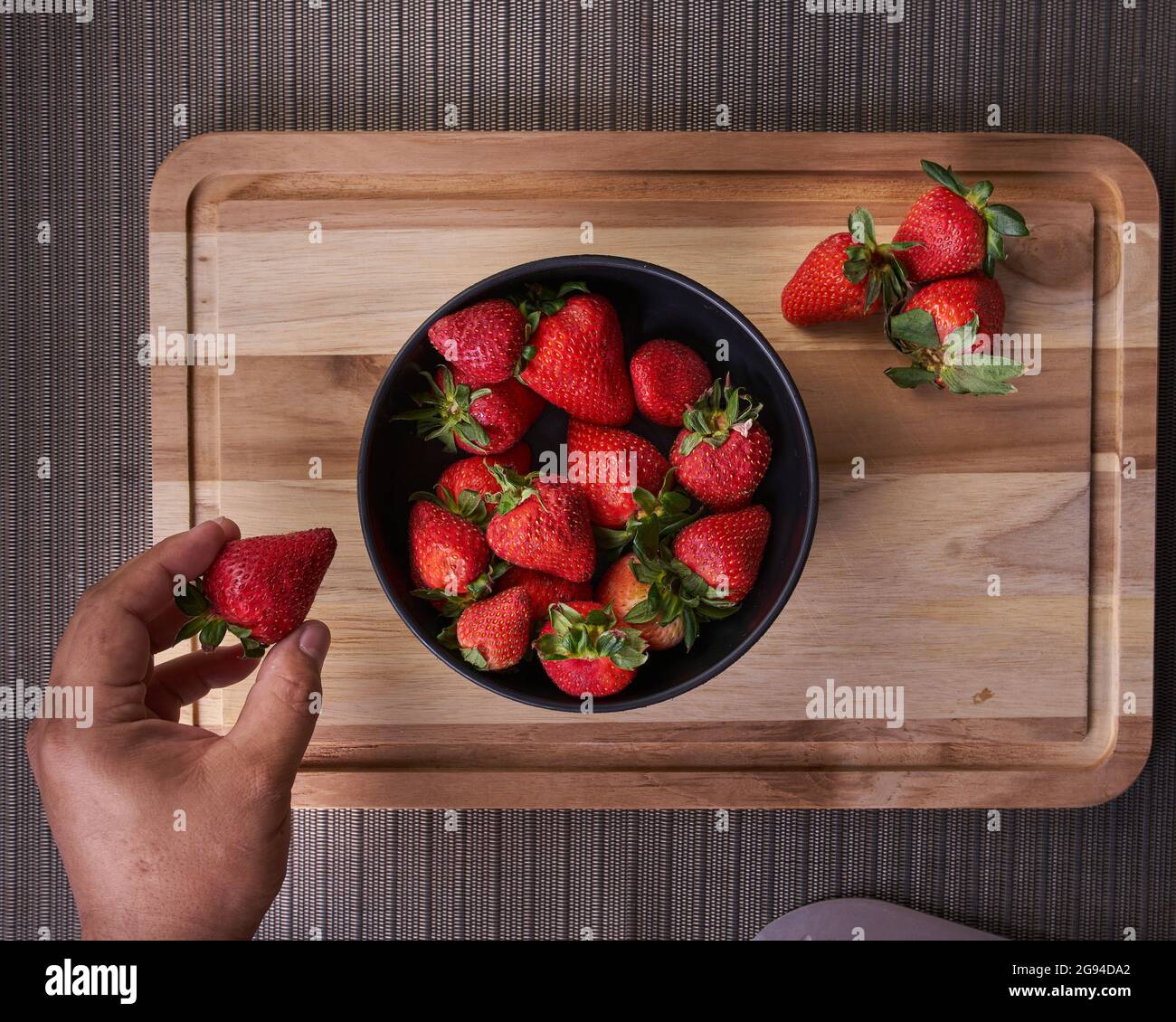 Fraises dans une assiette sur une table prête à préparer Banque D'Images
