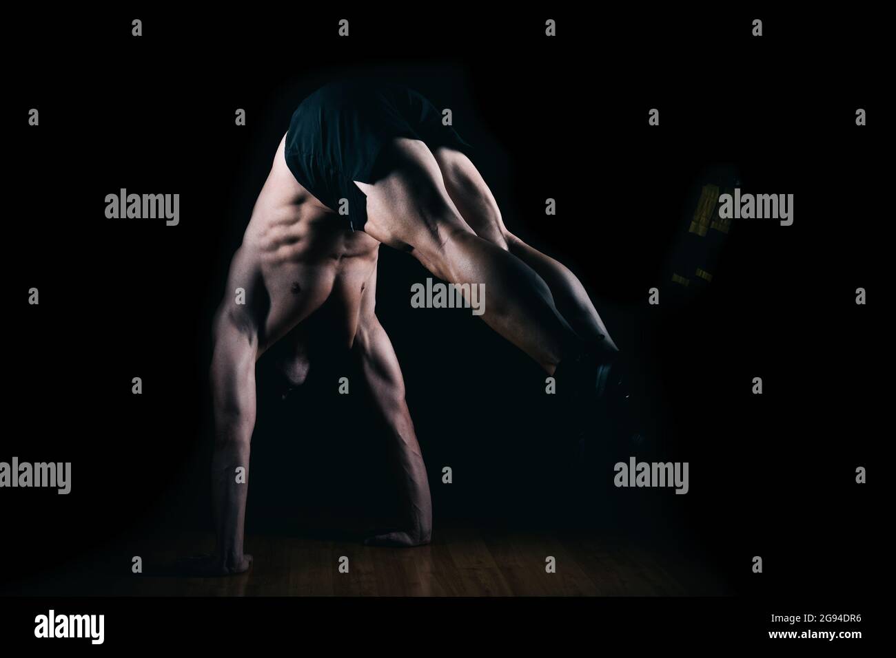 Homme musclé faisant des exercices d'équilibrage Banque D'Images