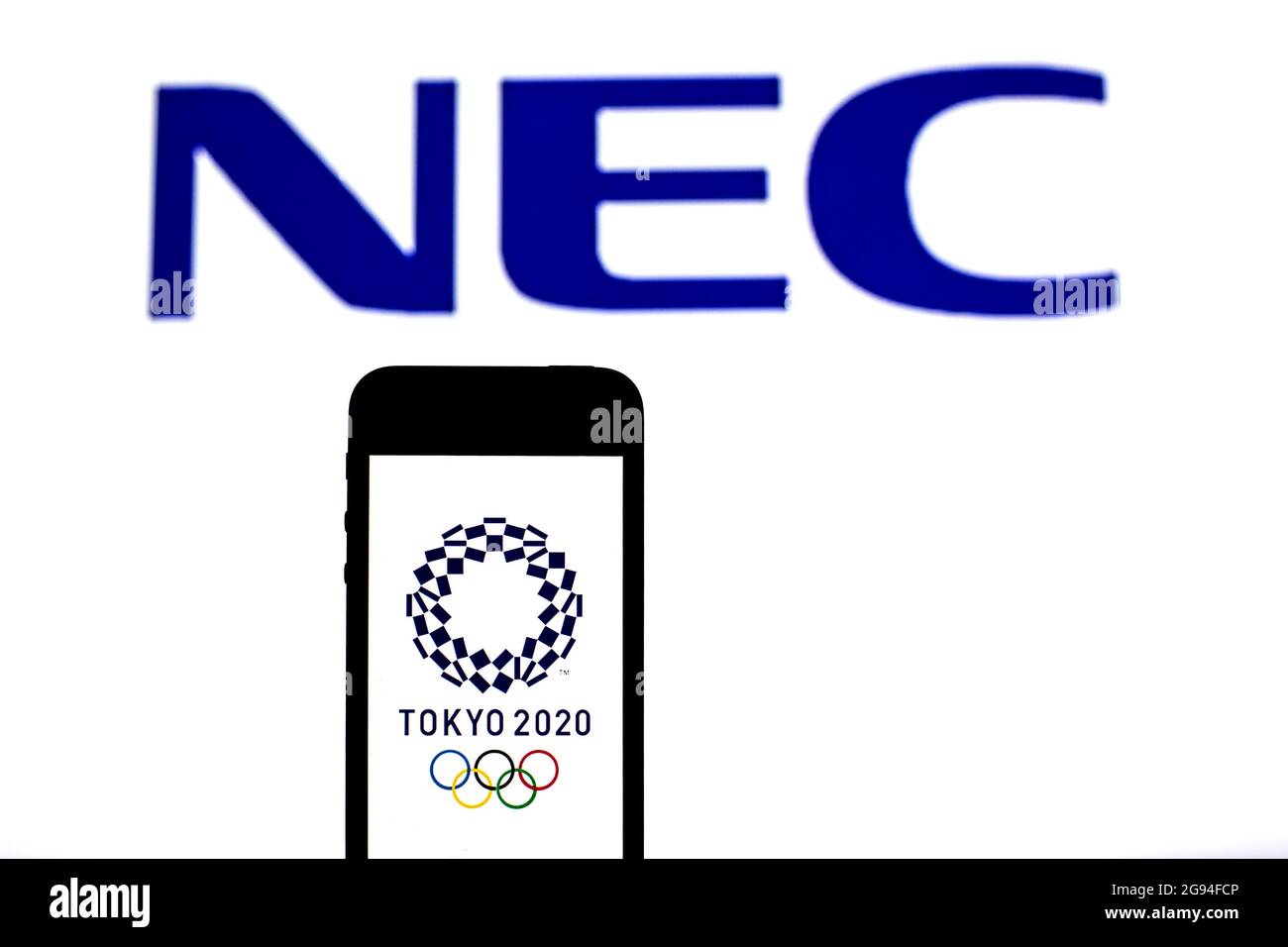 Espagne. 20 juillet 2021. Sur cette photo, un logo des Jeux Olympiques de Tokyo de 2020 apparaît sur un smartphone avec un logo NEC Corporation en arrière-plan. (Image de crédit : © Thiago Prudencio/SOPA Images via ZUMA Press Wire) Banque D'Images