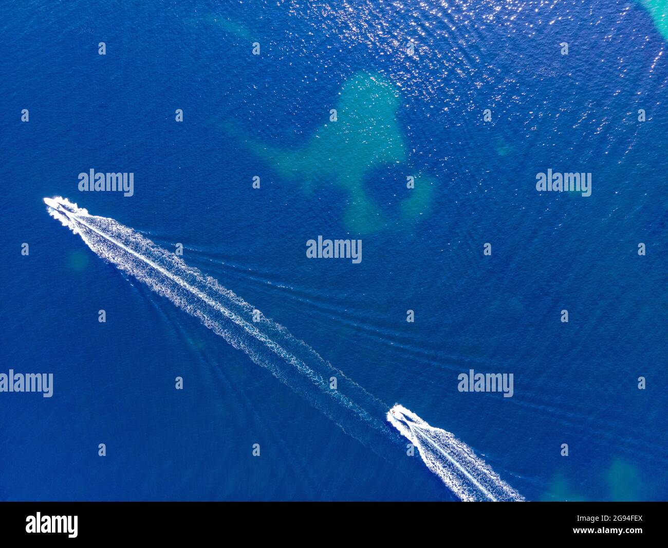 Plage de Vourvourou avec des bateaux d'en haut à Chalkidiki, Grèce Banque D'Images