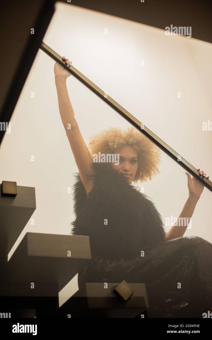 Portrait encadré par l'architecture sur les marches Banque D'Images