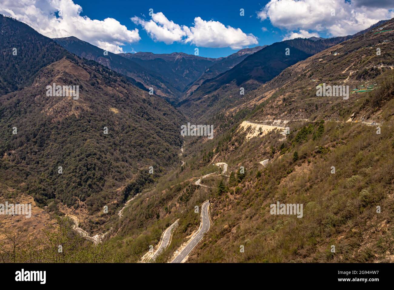 la vallée de la montagne avec une route sinueuse et un ciel bleu vif à un jour ensoleillé à partir du haut de l'image est prise à baisakhi arunachal pradesh inde. Banque D'Images