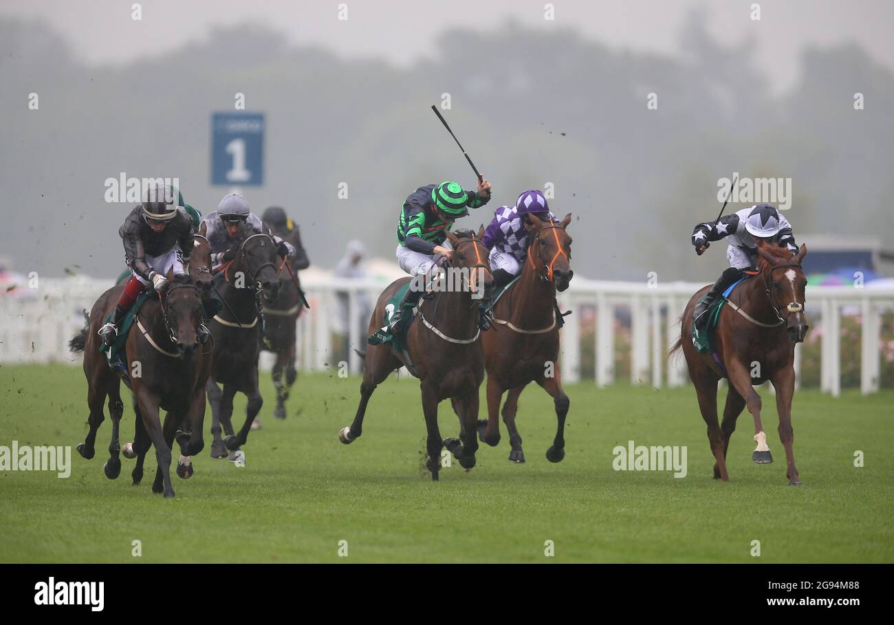 Zain Claudette (à droite), monté par le jockey Ray Dawson sur le chemin de gagner les enjeux de la princesse Margaret Keeneland pendant le week-end de diamant QIPCO King George à l'hippodrome d'Ascot. Date de la photo: Samedi 24 juillet 2021. Voir PA Story RACING Ascot. Le crédit photo devrait être le suivant : Nigel French/PA Wire. RESTRICTIONS : l'utilisation est soumise à des restrictions. Utilisation éditoriale uniquement, aucune utilisation commerciale sans le consentement préalable du détenteur des droits. Banque D'Images