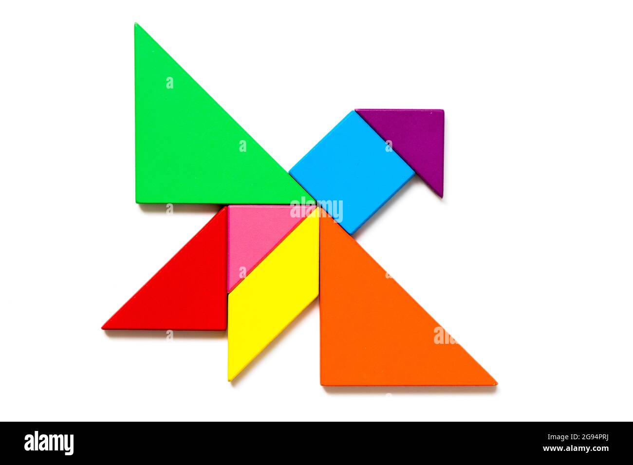 Casse-tête tangram en bois de couleur en forme d'oiseaux en vol sur fond blanc Banque D'Images