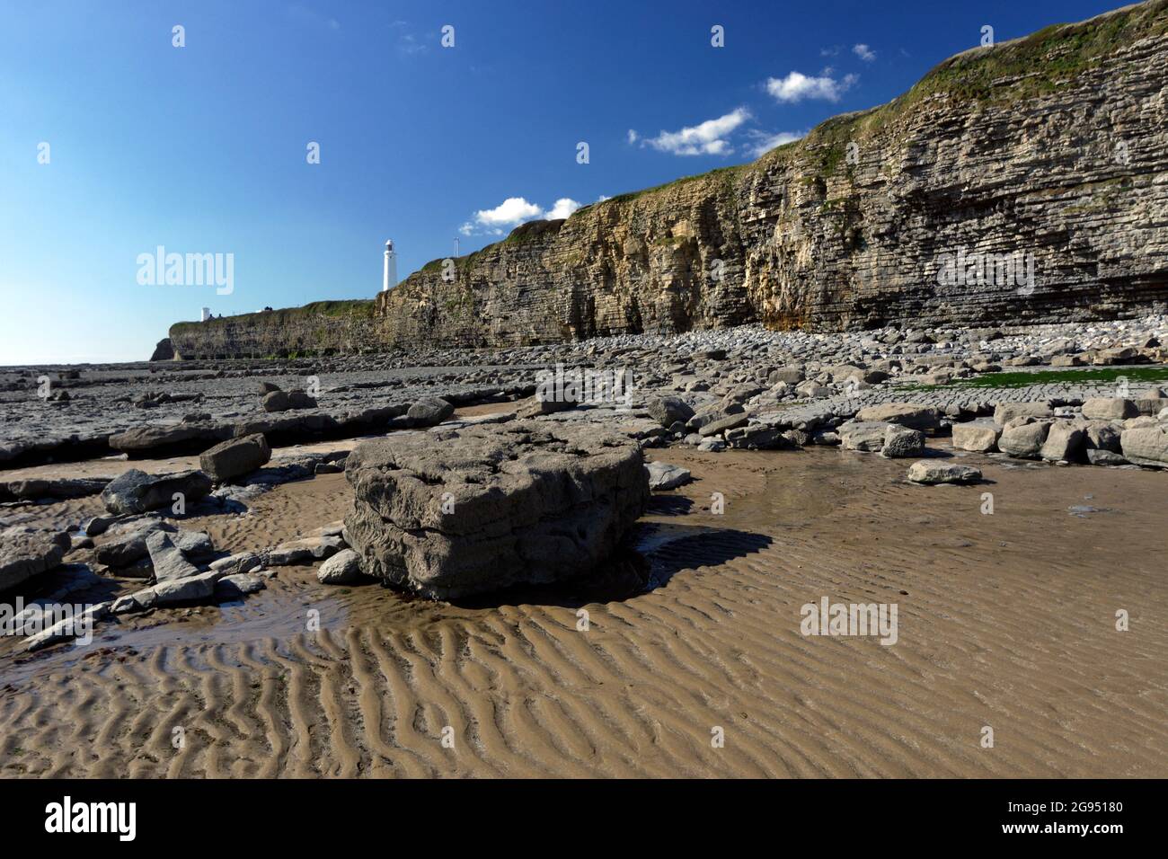 Nash Point LIghthouse, la côte du Glamorgan, Vale of Glamorgan, Pays de Galles, Royaume-Uni. Banque D'Images