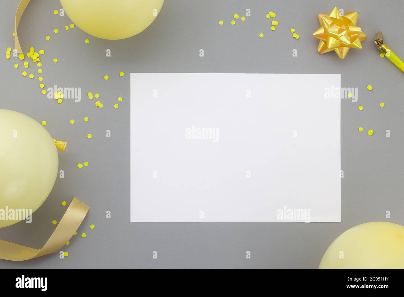 Fond Joyeux Anniversaire Decoration De Fete Avec Carte D Invitation A La Circulaire Sur Fond Gris Pastel Photo Stock Alamy