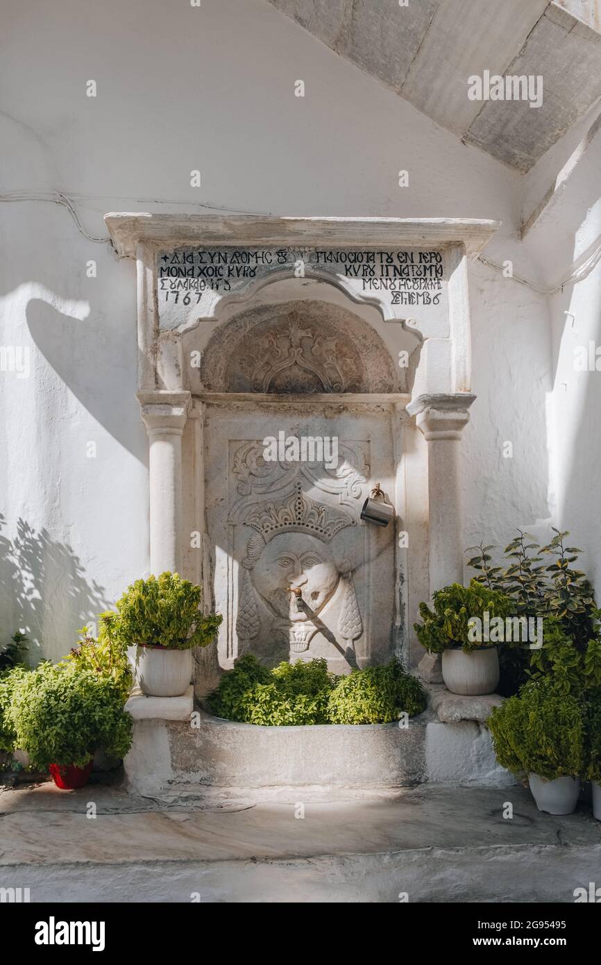 Ana Mera, Grèce - 24 septembre 2019 : fontaine à boire ornée dans le monastère de Panagia Tourliani, une église blanchie à la chaux et un monastère sur Mykonos datant de Banque D'Images