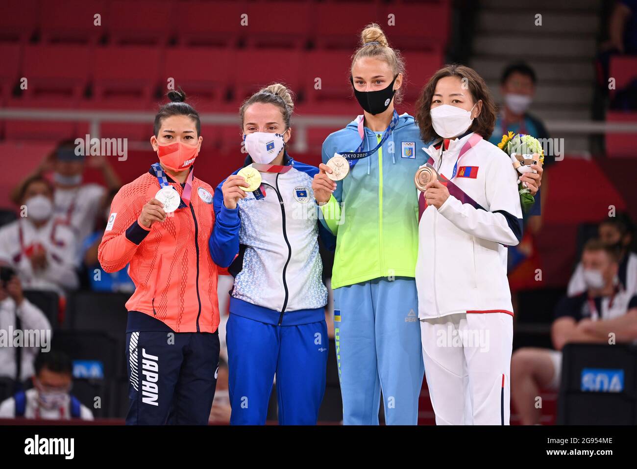 Cérémonie de remise des prix de gauche : Funa TONAKI (JPN), 2e place, médaille d'argent, médaille d'argent, médaillée d'argent, Médaillé d'argent, Distria KRASNIQI (KOS), vainqueur, champion olympique, 1ère place, Médaille d'or, médaillé d'or, champion olympique, médaillé d'or, Daria BILODID (UKR), 3e place, médaille de bronze, médaille de bronze, médaillée de bronze, médaillée de bronze, Urantsetseg MUNKHBAT (MGL), 3e place, médaille de bronze, médaille de bronze, médaillé de bronze, médaillé de bronze, jubilation, applaudissements, joie, encouragements, Les femmes ont augmenté 48 kg, les femmes -48 kg concours, judo, finale, finale, Nippon Budokan le 24 juillet 2021; Jeux Olympiques d'été 2020, de Banque D'Images