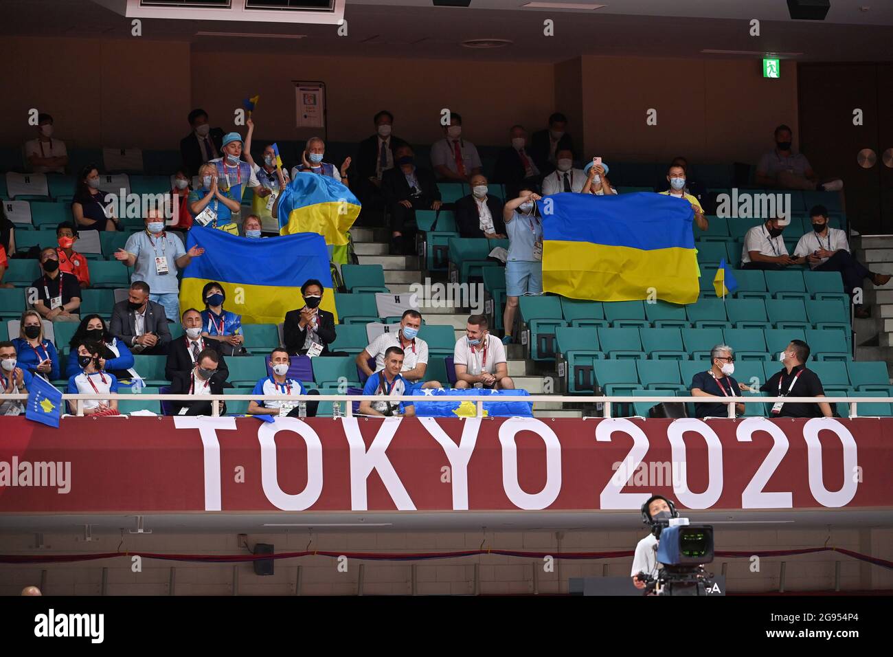 Peu de spectateurs de la délégation ukrainienne avec drapeaux ukrainiens, drapeaux, sur le tribune, femmes jusqu'à 48 kg, femmes -48 kg concours, médaille de bronze A, petite finale, lutte pour la 3e place, judo, finale, finale, finale, Nippon Budokan le 24 juillet 2021 ; Jeux Olympiques d'été 2020, à partir de 23.07. - 08.08.2021 à Tokyo/Japon. Â Banque D'Images