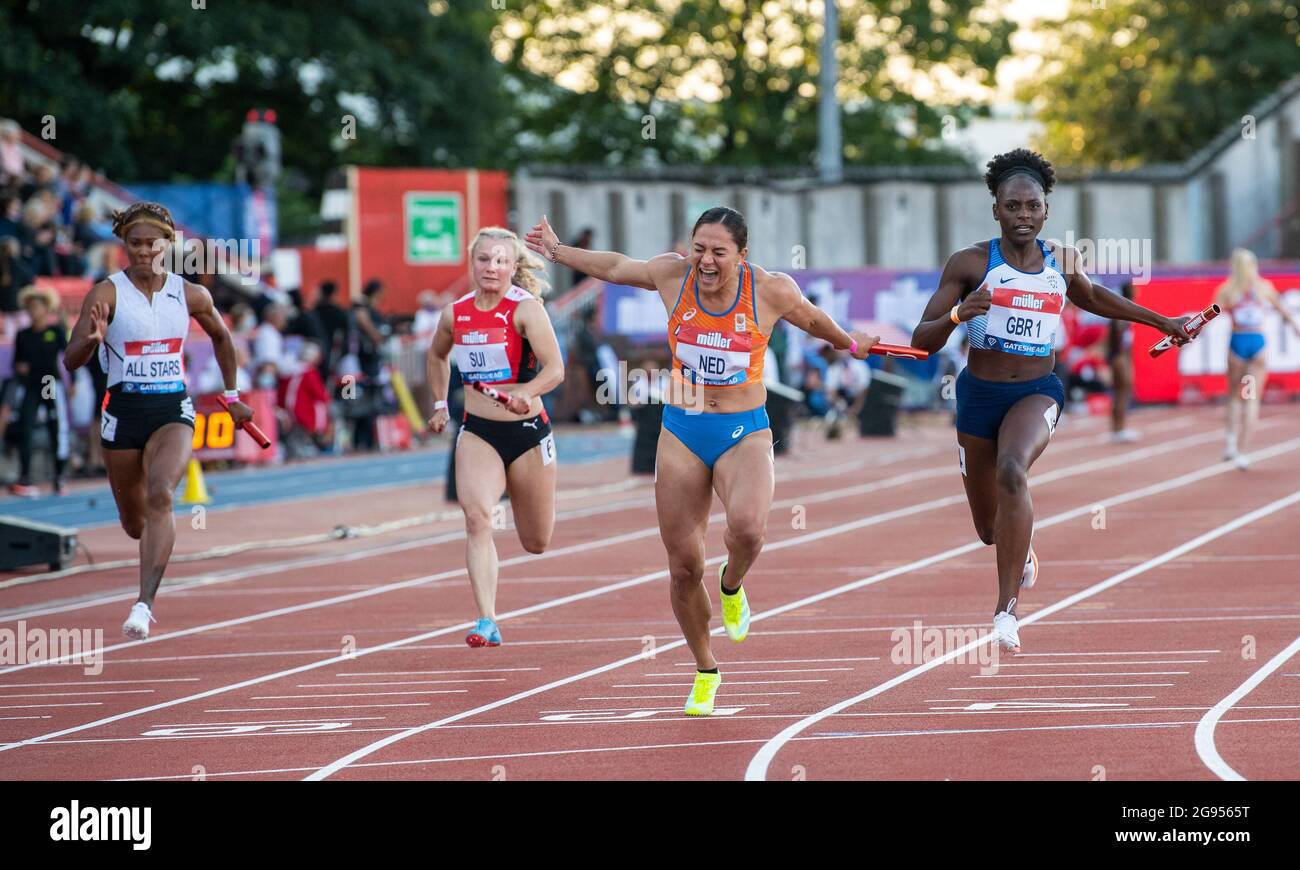 GATESHEAD, ANGLETERRE - JUILLET 13: Natasha Morrison (All Stars) Cynthia Reinle (SUI) Naomi Sedney (NED) Daryll Neita (GBR) en compétition dans les femmes 4x100m r Banque D'Images