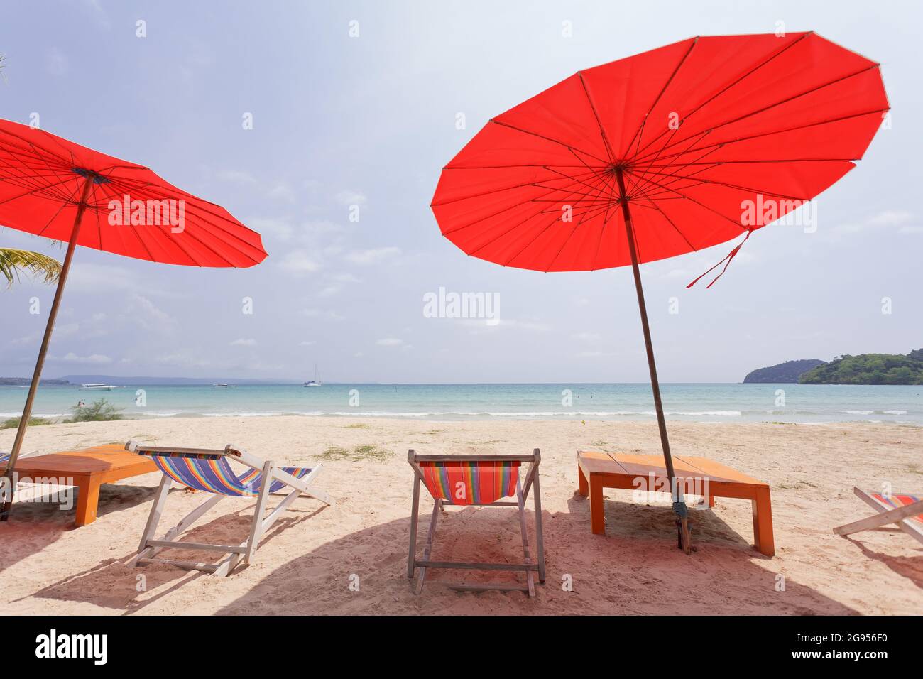 Parasol rouge vif sur la plage Photo Stock - Alamy